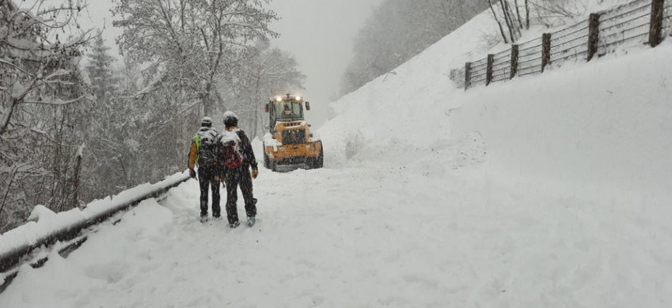 Neve in Trentino, una slavina blocca la SS237 tra Saone e Ponte Arche